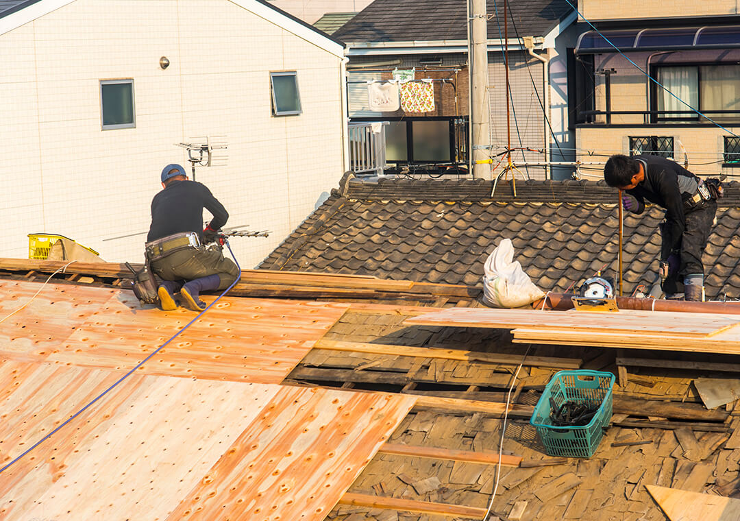 屋根カバー工法と「葺き替え工事」はどう違う？