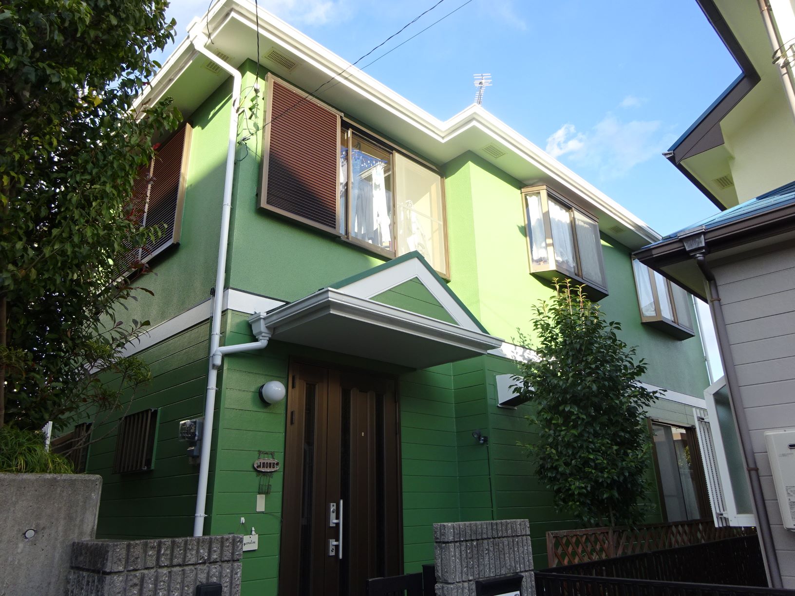 濃い緑色で輪郭をくっきり！外壁に合わせて屋根も遮熱の緑に！