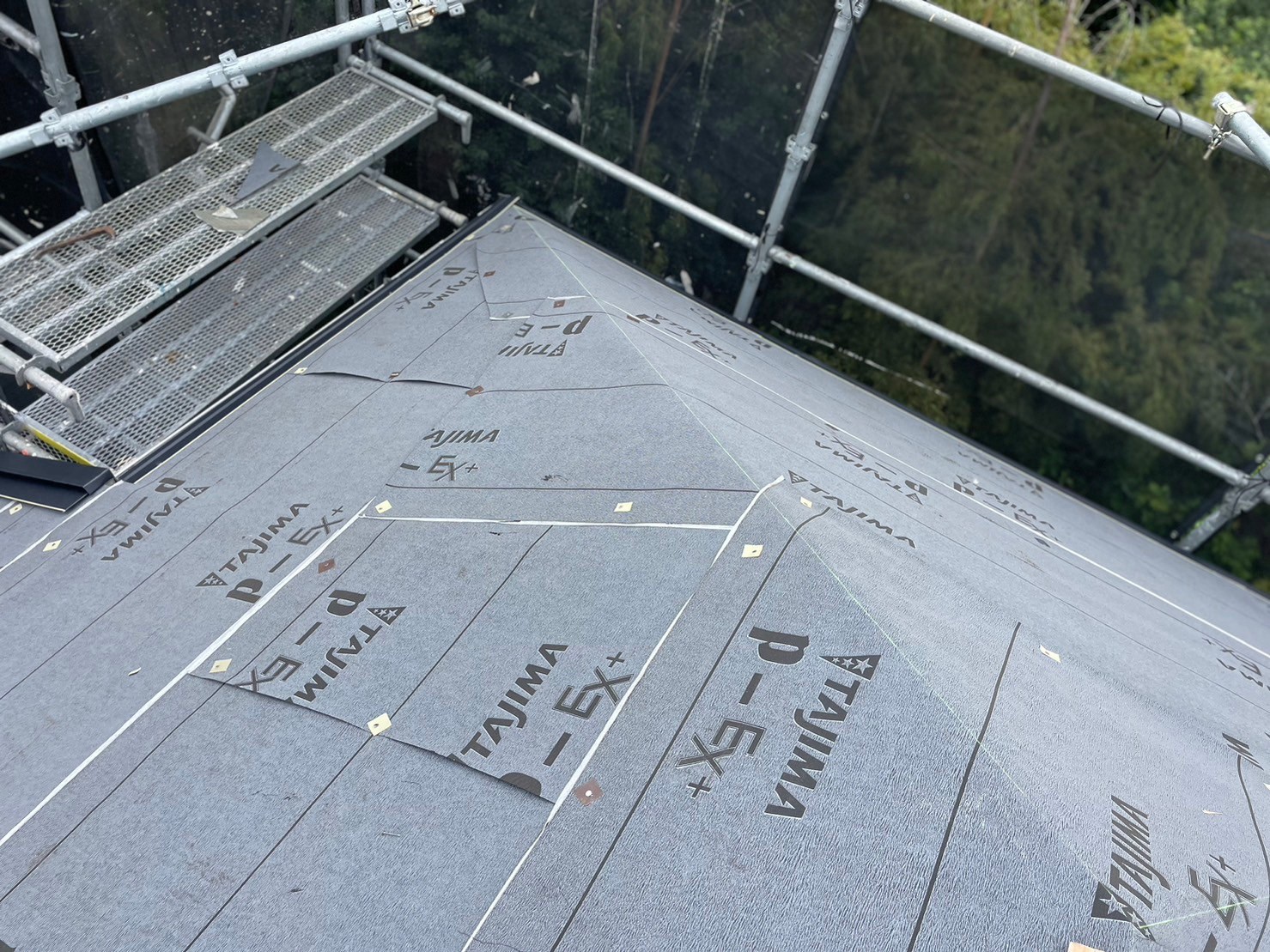 川崎市宮前区　K様邸　外壁塗装工事・屋根カバー工事～ホワイト・ブラック系～