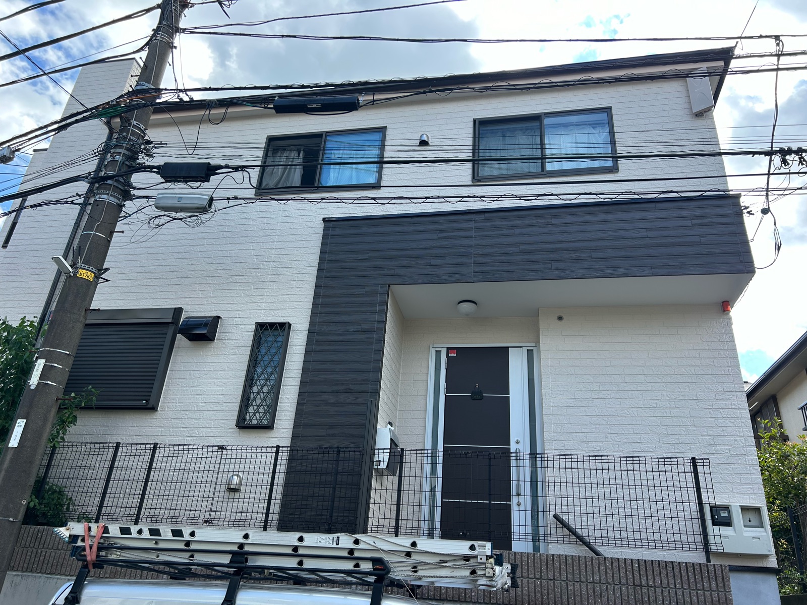 横浜市緑区　E様邸　外壁・屋根塗装工事～ホワイト・ブラック系～