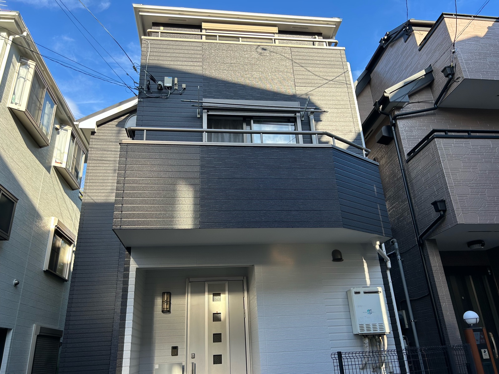 川崎市宮前区　K様邸　外壁塗装工事・屋根カバー工事～ホワイト・ブラック系～