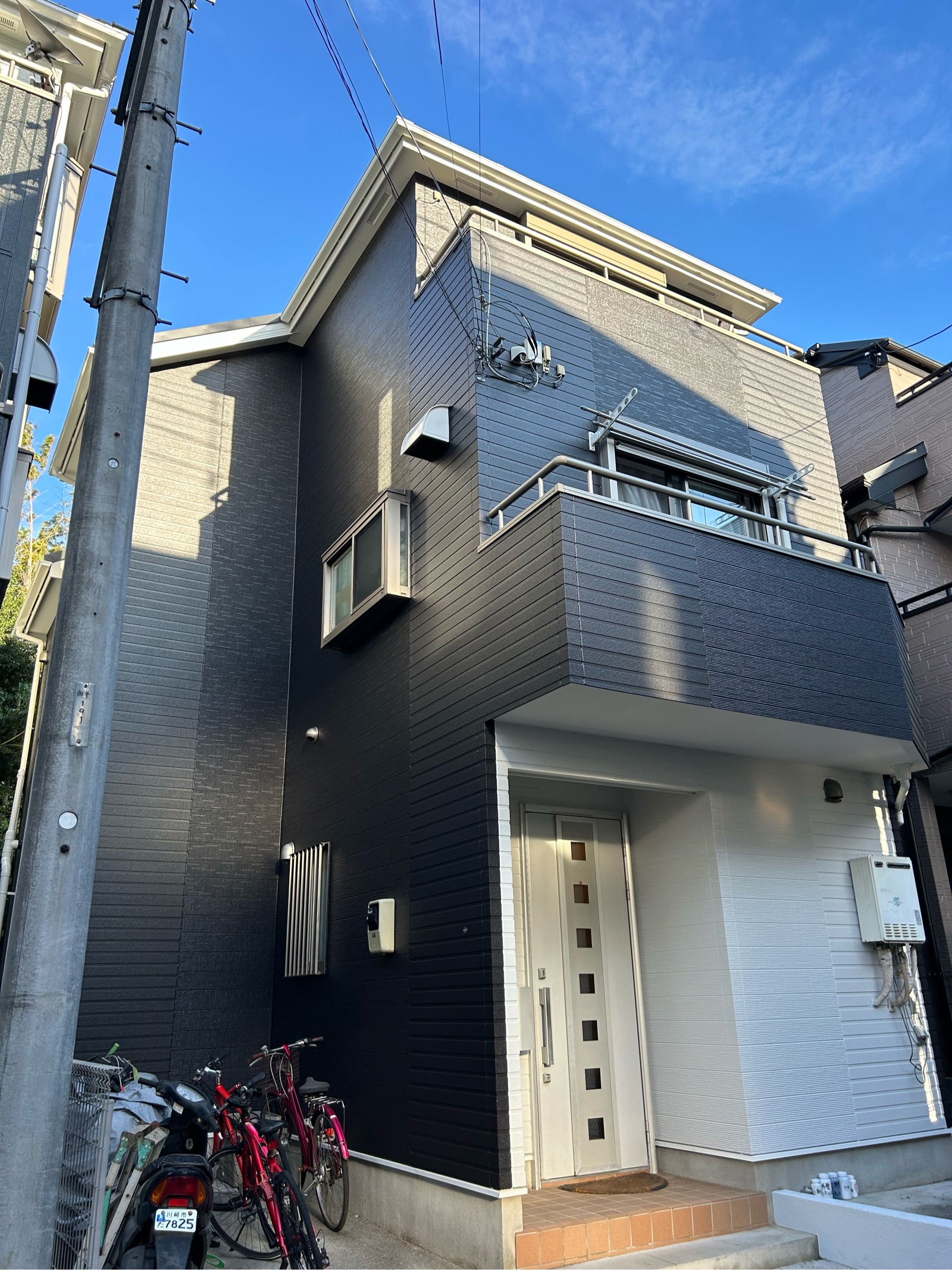 川崎市宮前区　K様邸　外壁塗装工事・屋根カバー工事～ホワイト・ブラック系～