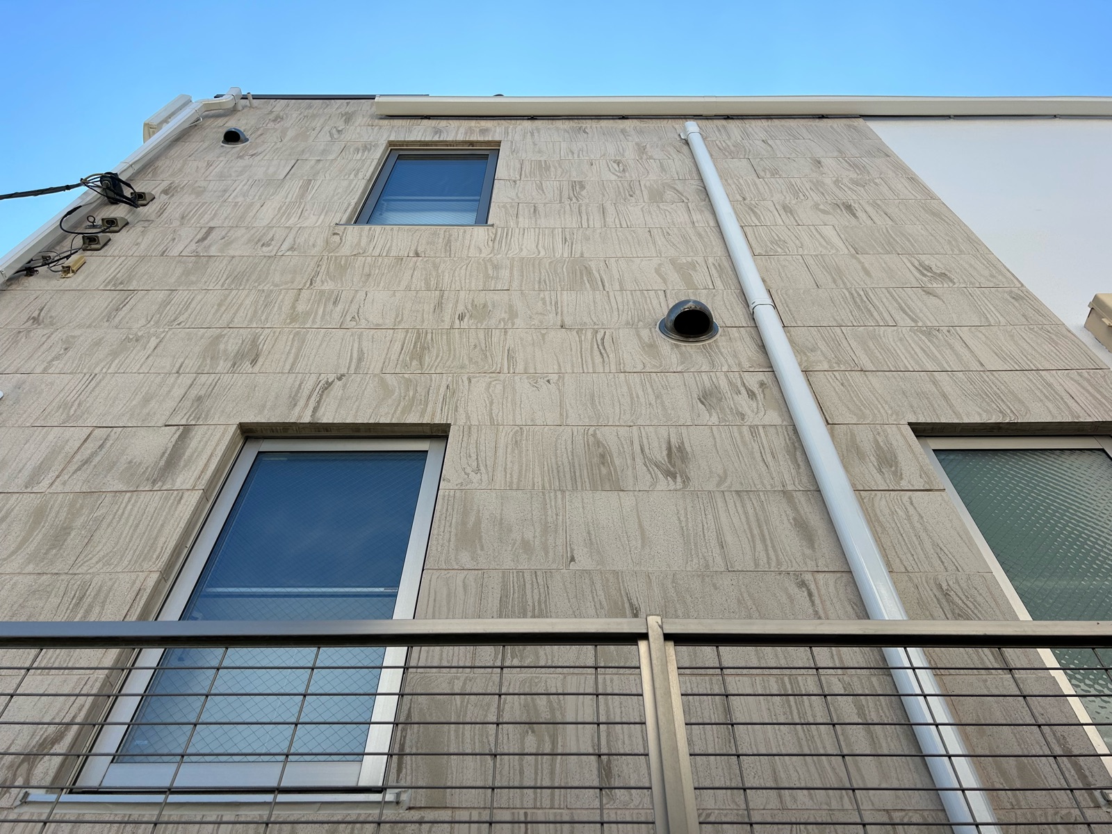 横浜市保土ヶ谷区　U様邸　外壁塗装工事・屋根カバー工事～ホワイト系～