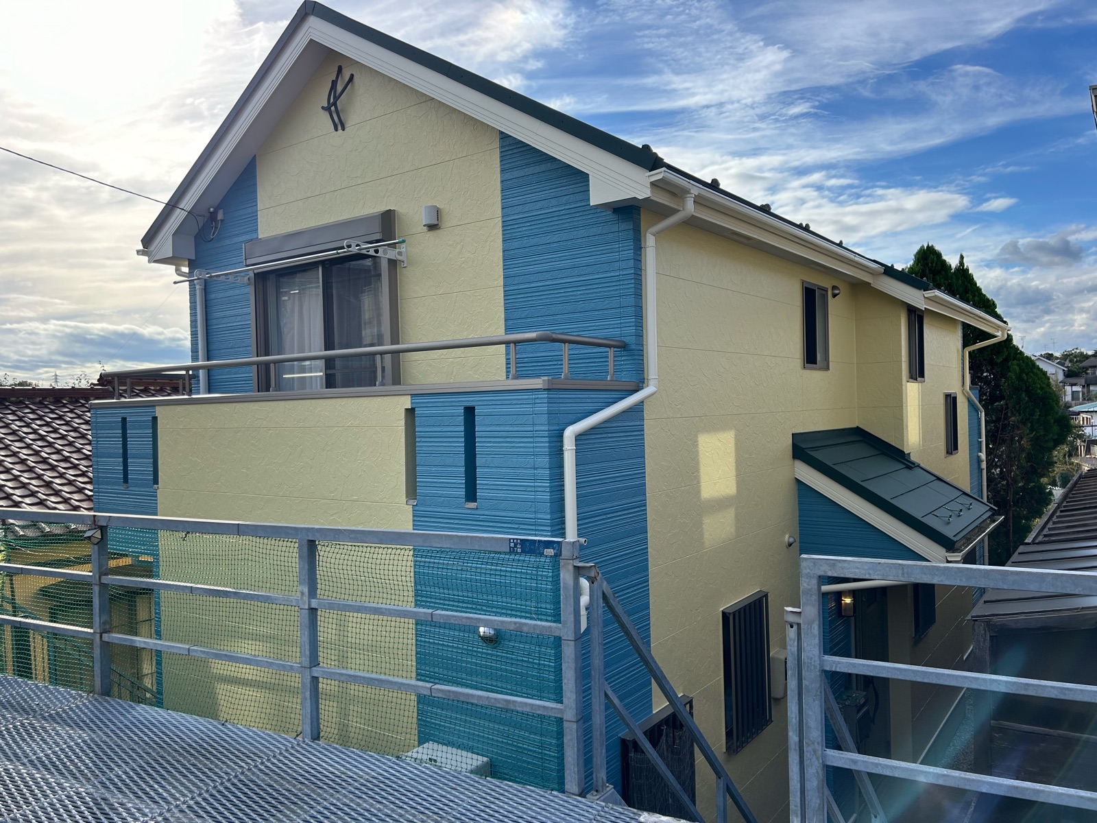 川崎市宮前区　T様邸　外壁塗装工事・屋根カバー工事～クリーム・ブルー系～