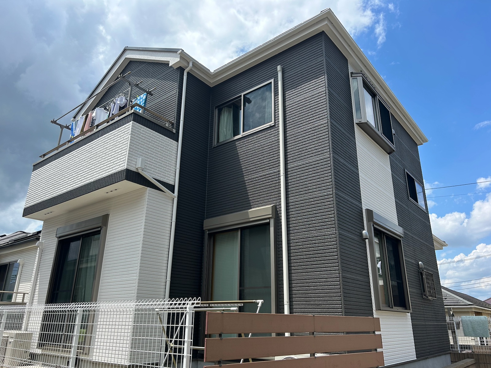 横浜市青葉区　S様邸　外壁・屋根塗装工事～白・グレー系～