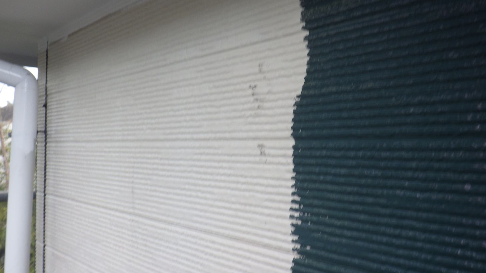 川崎市宮前区　K様邸　外壁塗装工事・屋根カバー工事～ホワイト・ブラック系～