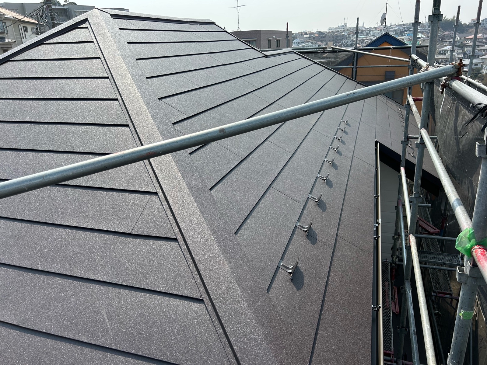 横浜市磯子区　E様邸　外壁塗装工事・屋根葺き替え工事～ホワイト系～