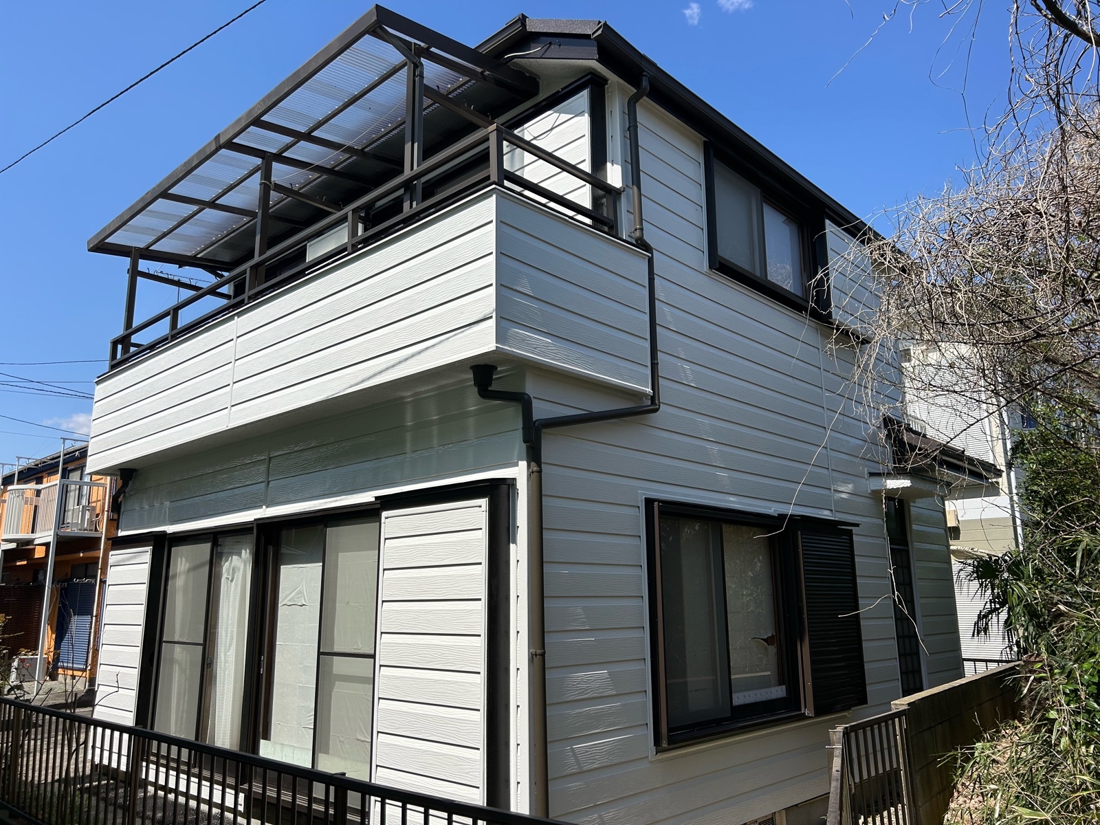 横浜市磯子区　E様邸　外壁塗装工事・屋根葺き替え工事～ホワイト系～