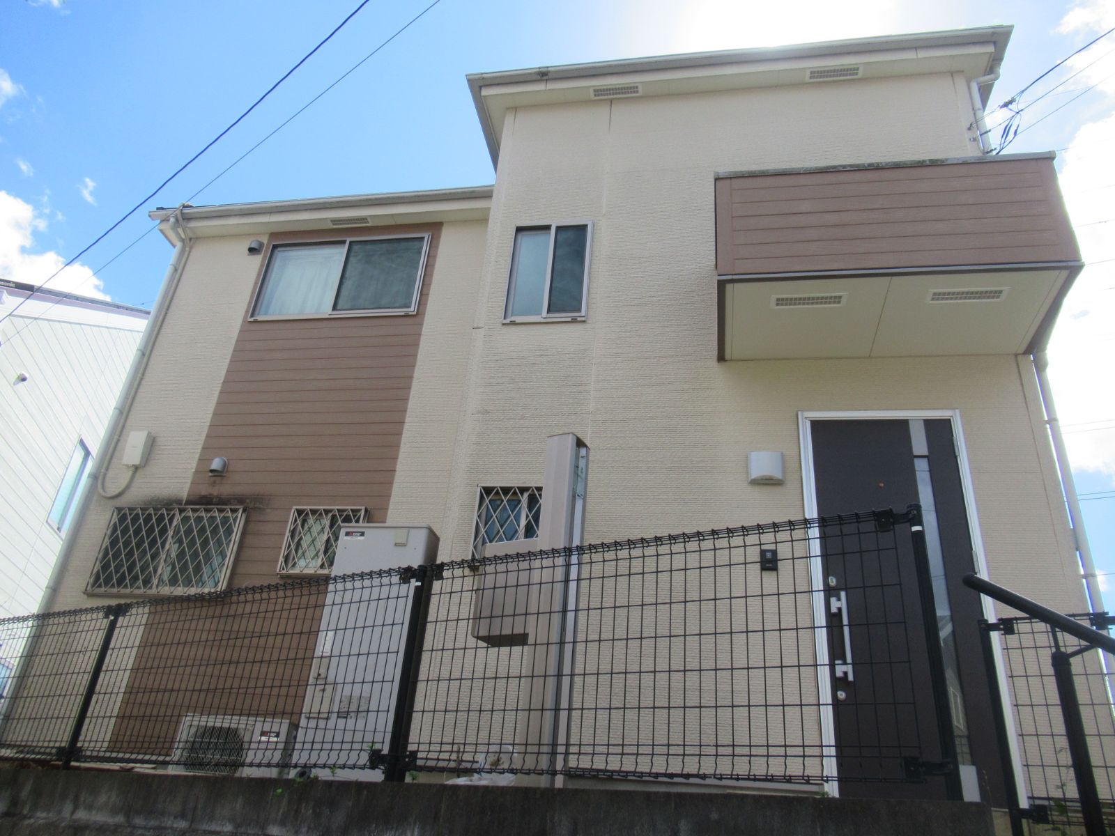 東京都稲城市　N様邸　外壁・屋根塗装工事～ホワイト・ダークブラウン系～