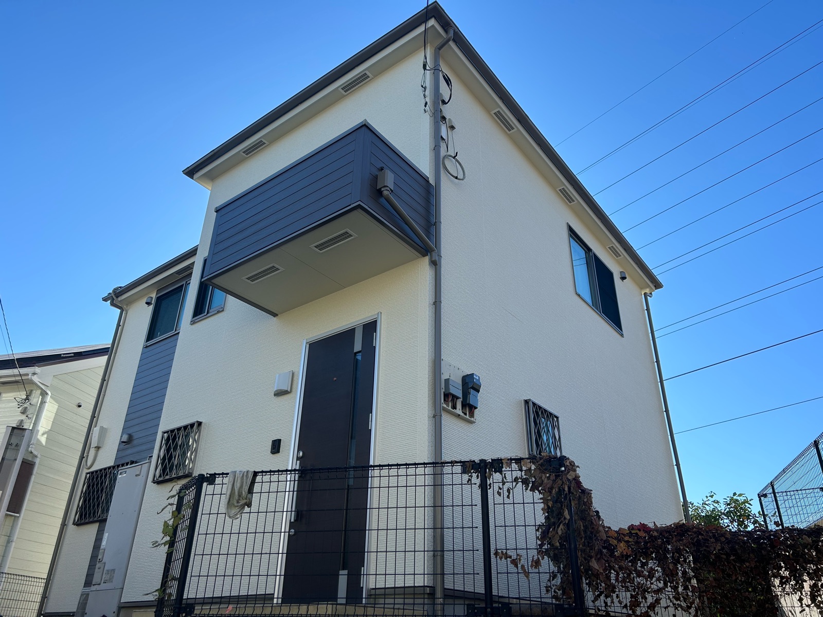 東京都稲城市　N様邸　外壁・屋根塗装工事～ホワイト・ダークブラウン系～