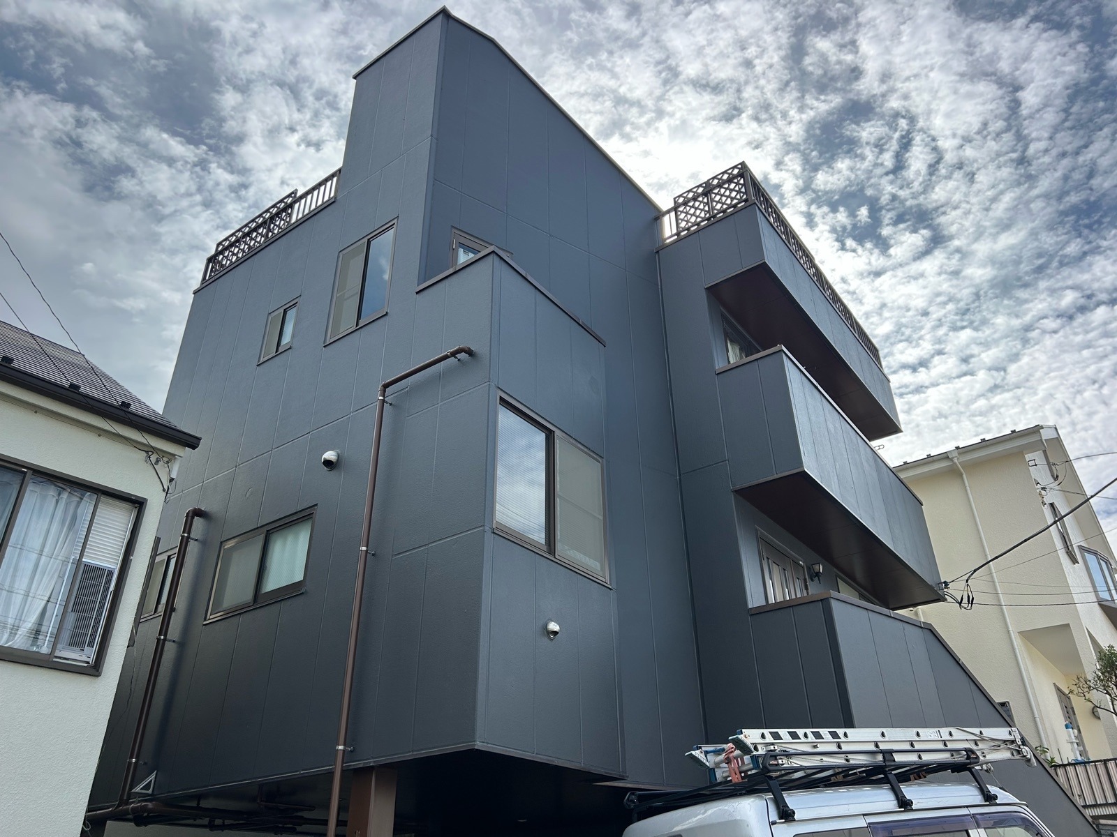 川崎市宮前区　U様邸　外壁塗装・屋上防水工事/濃いグレーでイメージチェンジ