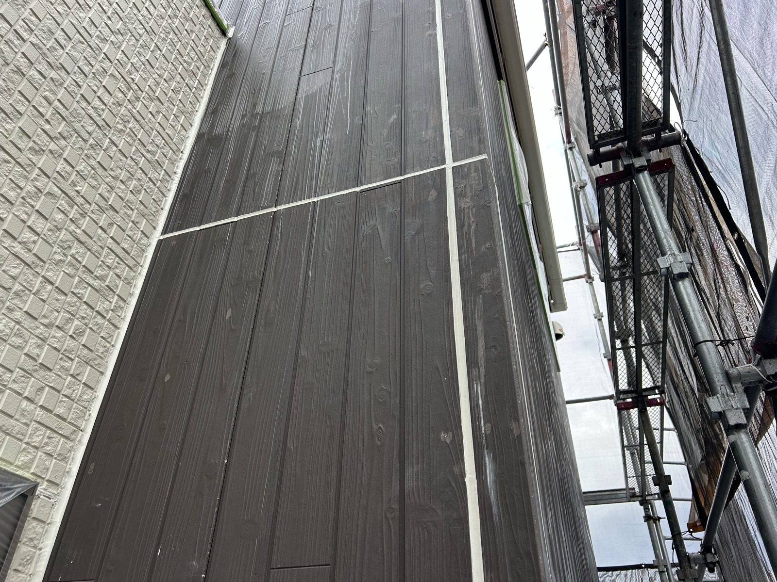 川崎市多摩区　K様邸　外壁・屋根塗装工事/ホワイトと濃いグレーのツートンカラー