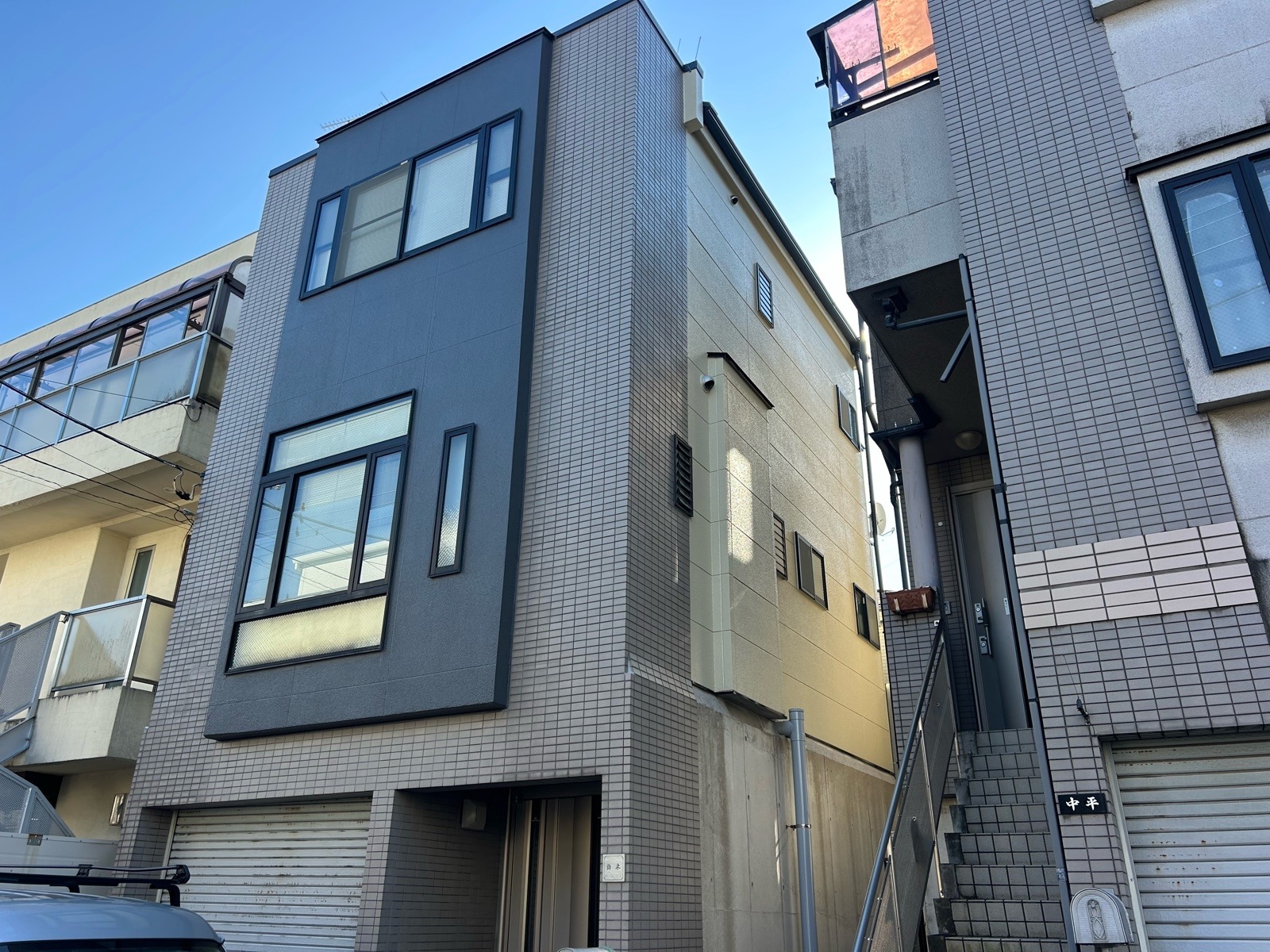 川崎市高津区　S様邸　外壁・屋根塗装工事/正面を濃いグレーに、屋根は遮熱性を重視した明るいカラーへ