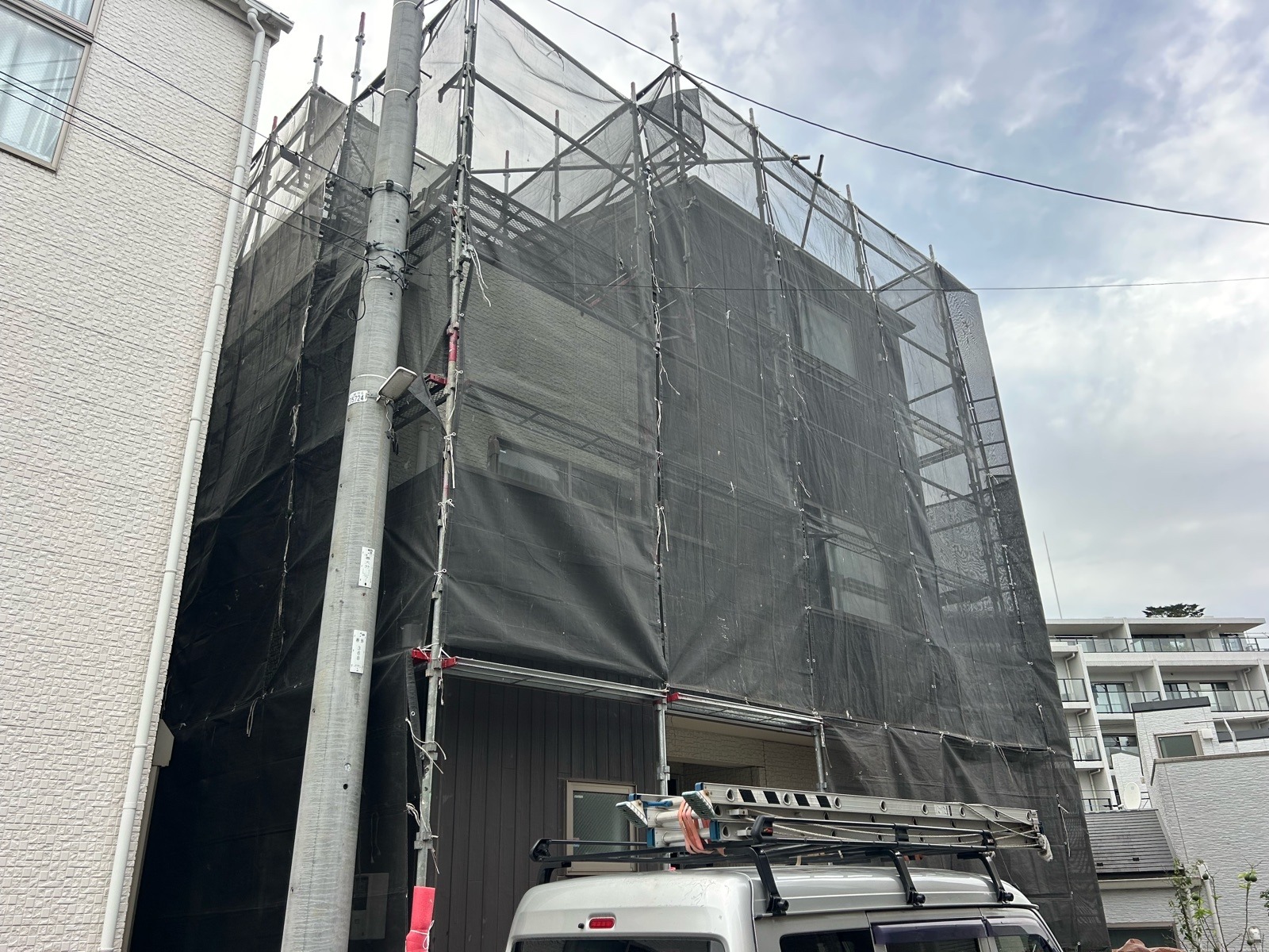 川崎市多摩区　K様邸　外壁・屋根塗装工事/ホワイトと濃いグレーのツートンカラー