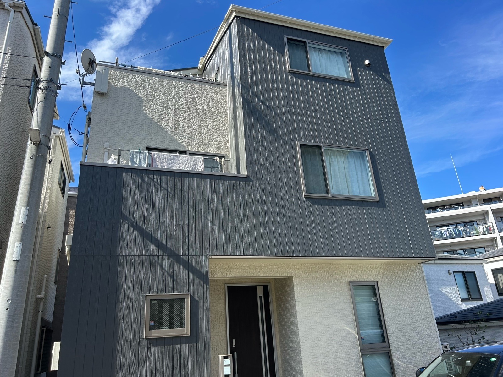 川崎市多摩区　K様邸　外壁・屋根塗装工事/ホワイトと濃いグレーのツートンカラー