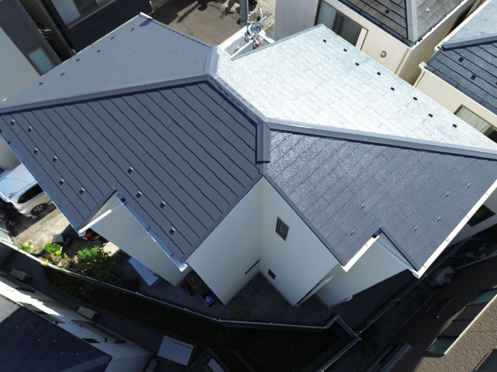 川崎市多摩区　K様邸　外壁・屋根塗装工事/ホワイトと濃いグレーのツートンカラー
