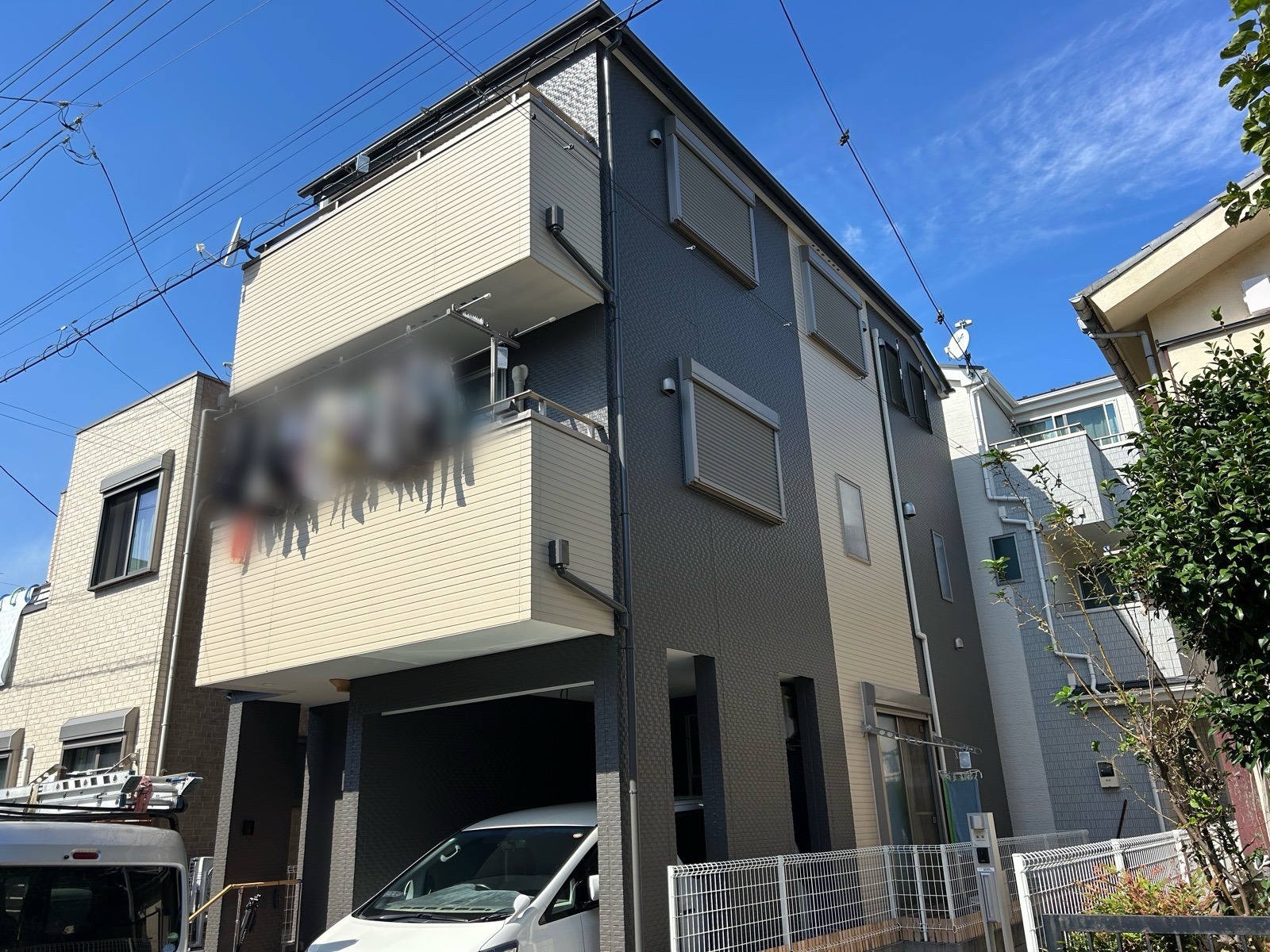 川崎市幸区　A様邸　外壁・屋根塗装工事/濃いグレーとベージュのツートンカラー