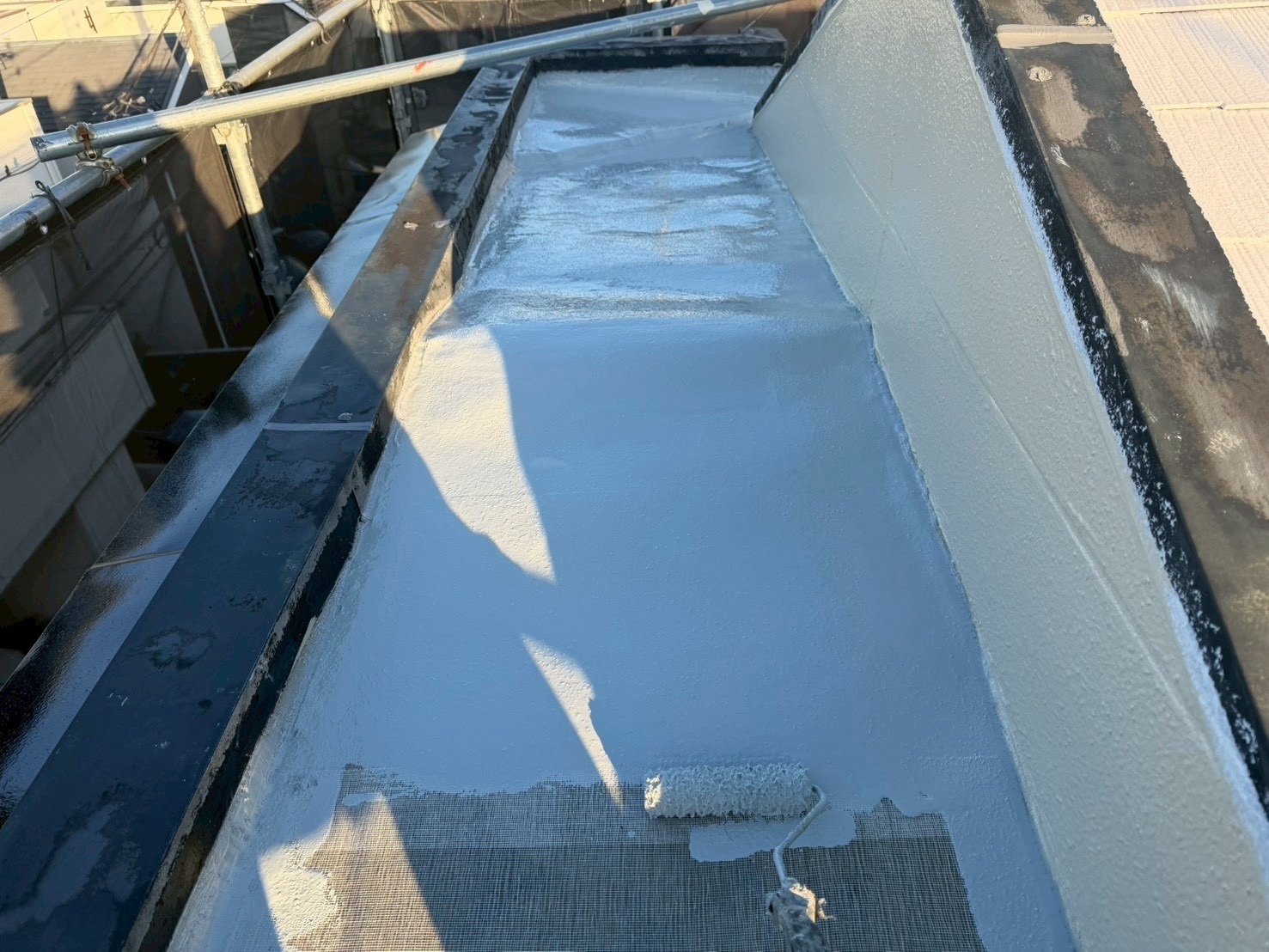 川崎市高津区 S様邸 外壁・屋根塗装工事/正面を濃いグレーに、屋根は遮熱性を重視した明るいカラーへ