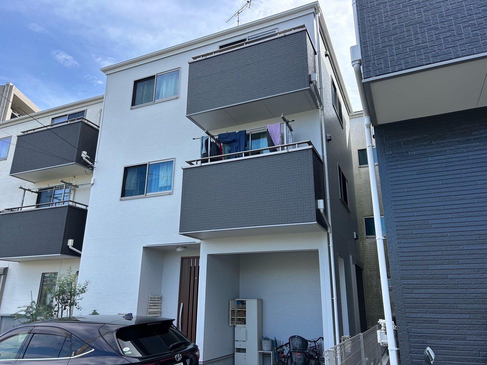 川崎市宮前区　T様邸　外壁・屋根塗装工事/既存の雰囲気を活かしたホワイト×濃いグレーに