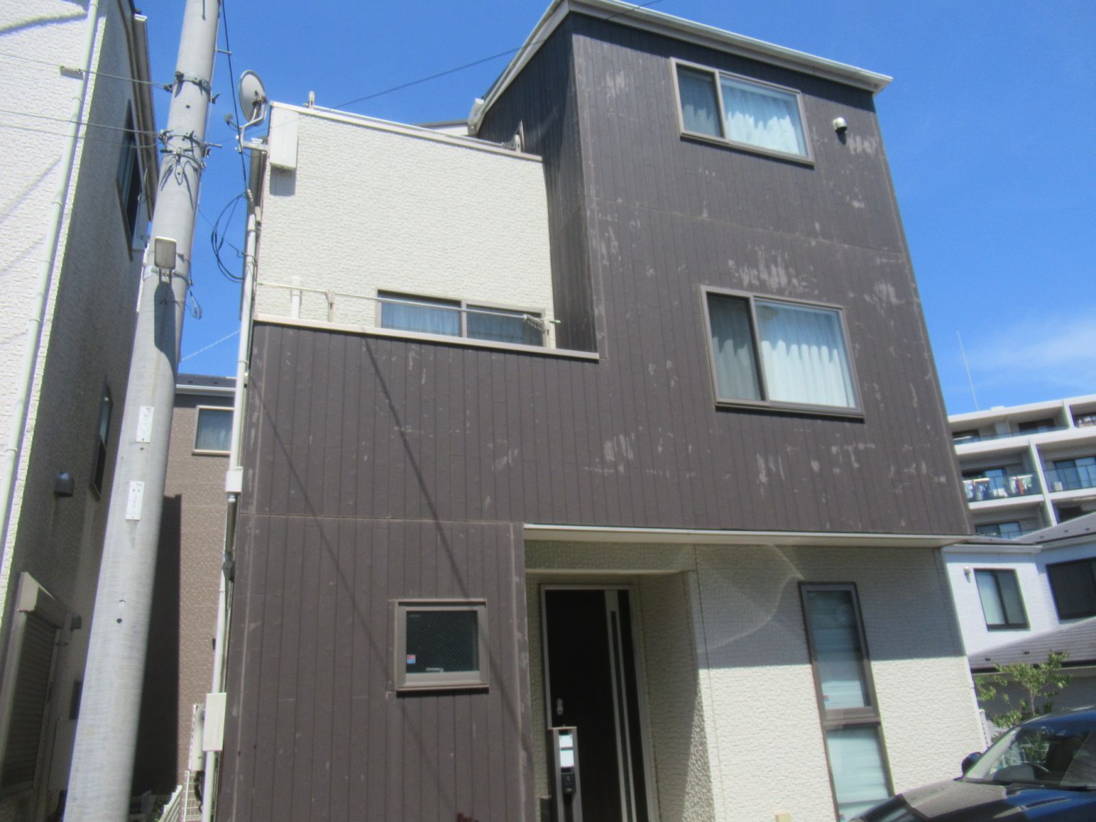 川崎市多摩区　K様邸　外壁・屋根塗装工事/ホワイトと濃いグレーのツートンカラー