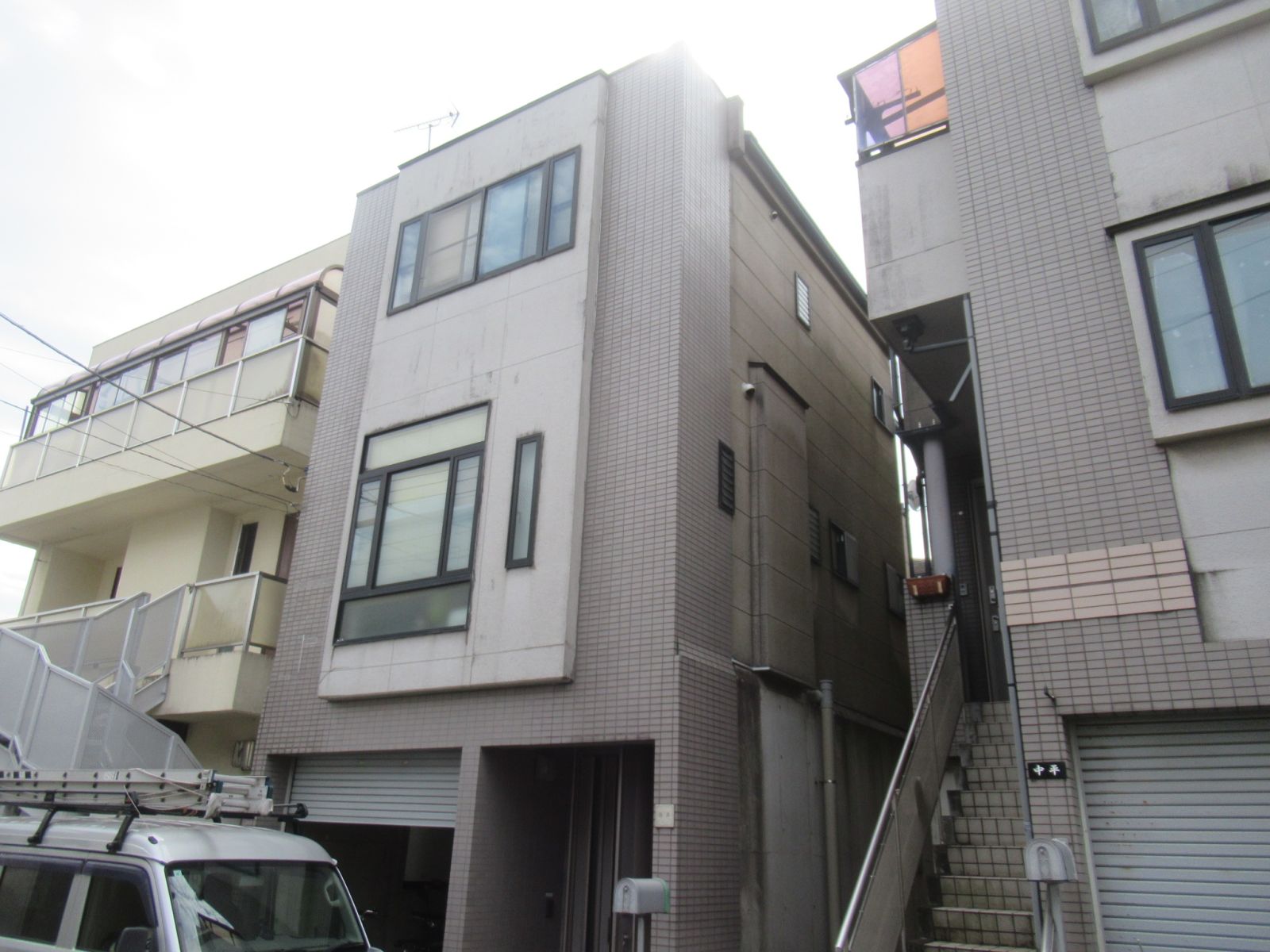 川崎市高津区 S様邸 外壁・屋根塗装工事/正面を濃いグレーに、屋根は遮熱性を重視した明るいカラーへ