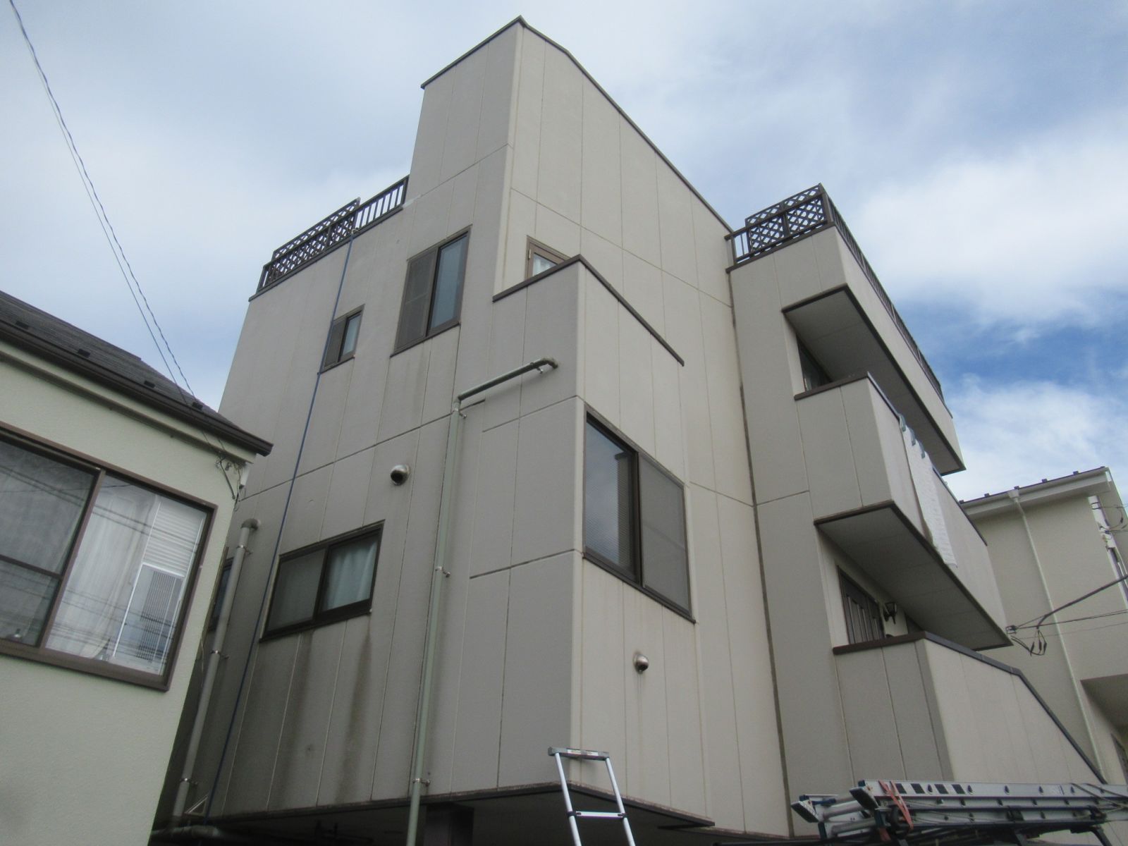川崎市宮前区 U様邸 外壁塗装・屋上防水工事/濃いグレーでイメージチェンジ