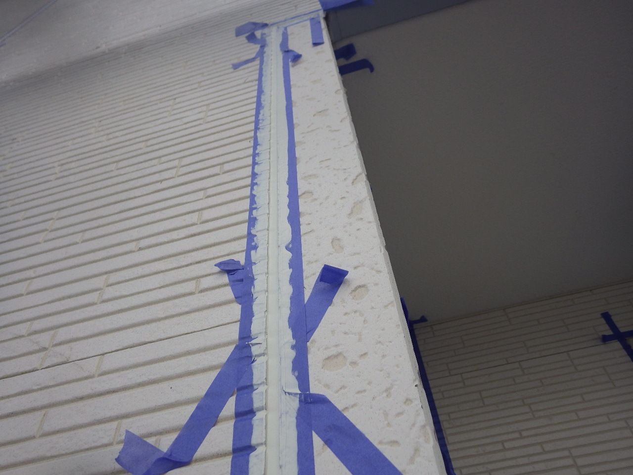 川崎市宮前区　T様邸　外壁・屋根塗装工事/既存の雰囲気を活かしたホワイト×濃いグレーに